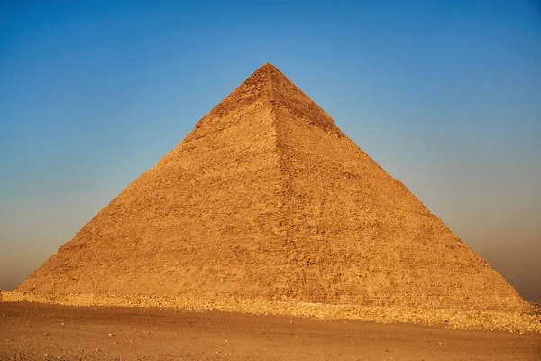 Pyramida Khafre s modrou oblohou na pozadí. — Stock fotografie