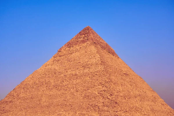 La pyramide de Khafre avec ciel bleu sur le fond. — Photo
