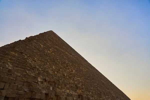 La piramide di Cheope con un cielo blu sullo sfondo. — Foto Stock