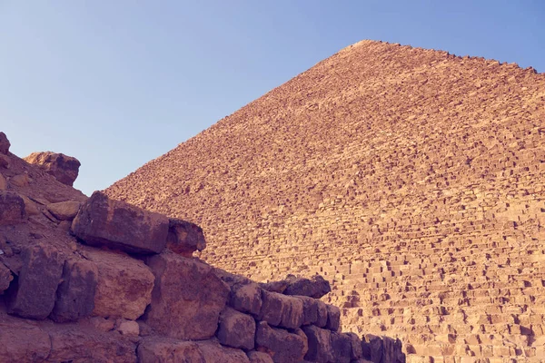 Arka planda mavi gökyüzü olan Cheops Piramidi. — Stok fotoğraf