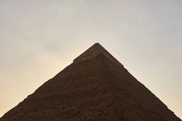 Pyramida Khafre s zamračenou oblohou na pozadí. — Stock fotografie