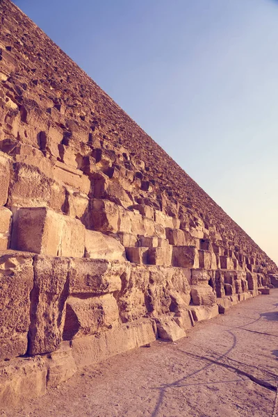 Die Cheops-Pyramide mit blauem Himmel im Hintergrund. — Stockfoto