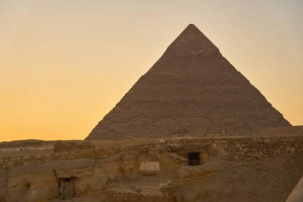 La pyramide de Khafre dans un brouillard brumeux avec des ruines au premier plan. — Photo