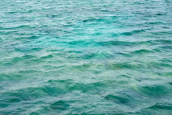 Vlny na hladině tyrkysového tropického moře. — Stock fotografie