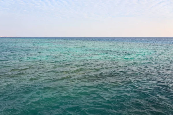 A superfície da água do Mar Vermelho com um horizonte no fundo. — Fotografia de Stock