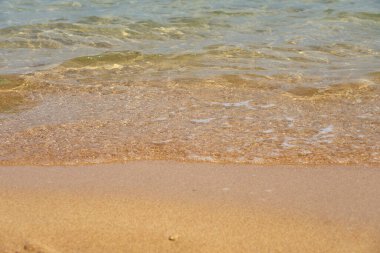 Kızıl denizin tropikal kumlu sahillerinde dalgalar