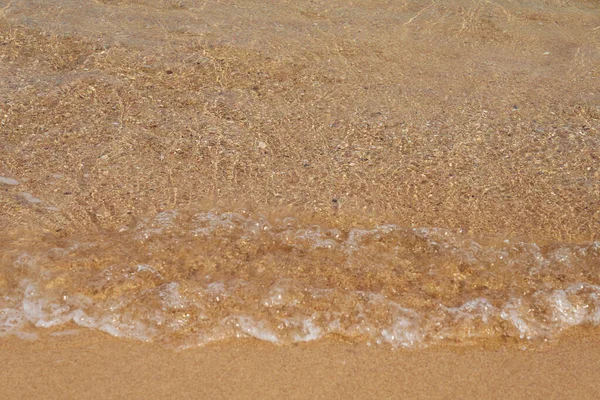 紅海の熱帯砂のビーチの波 — ストック写真
