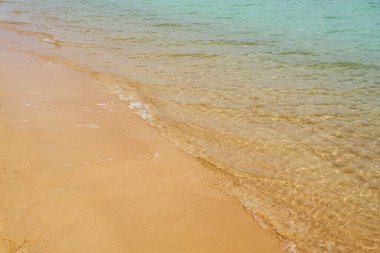 Kızıl denizin tropikal kumlu sahillerinde dalgalar