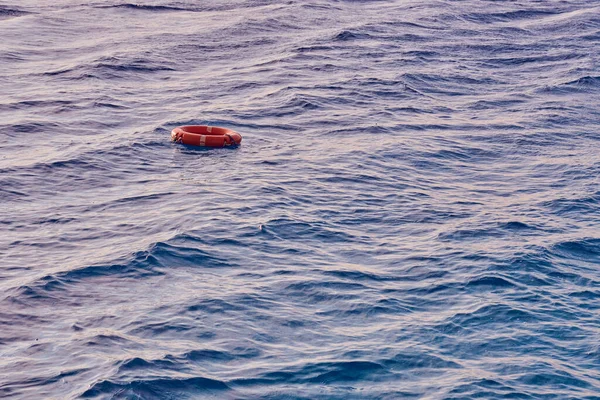 Uma Bóia Salva Vidas Superfície Mar Ondulado — Fotografia de Stock