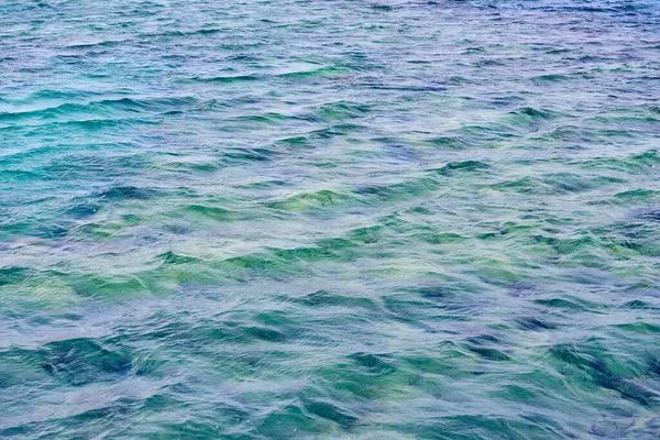 Turkuaz Tropikal Denizin Yüzeyinde Dalgalar — Stok fotoğraf