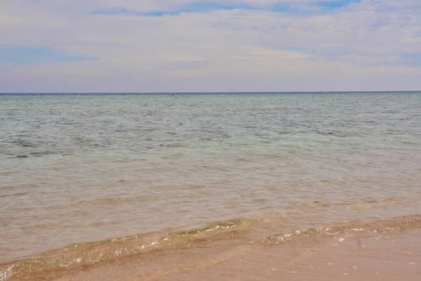 Волны Тропическом Песчаном Пляже Красного Моря — стоковое фото
