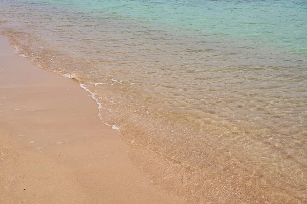 Ondas Praia Tropical Arenosa Mar Vermelho — Fotografia de Stock
