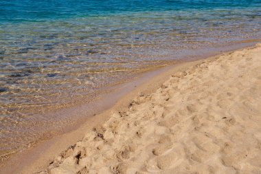 Kızıl denizin tropikal kumlu sahillerinde dalgalar