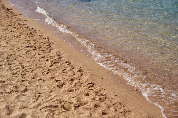 Kızıl denizin tropikal kumlu sahillerinde dalgalar