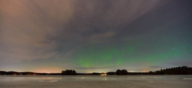 Kuzey Işıkları Finlandiya 'da bir gölde.