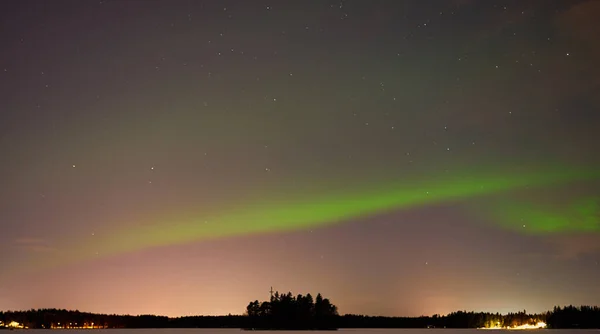 L'aurora boreale su un lago in Finlandia. — Foto Stock