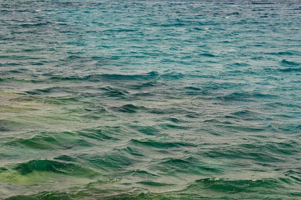 ターコイズブルーの熱帯の海の表面の波 — ストック写真