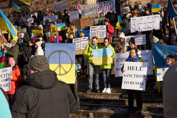 Turku, Finlandiya - 26 Şubat 2022: Turku, Finlandiya 'da Rusya' nın Ukrayna 'ya yönelik saldırılarına karşı eylem