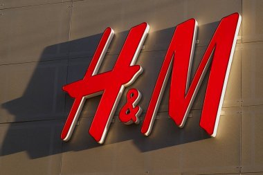 Turku, Finlandiya - 08 Nisan 2022: Turku, Finlandiya 'da H ve M logosu.