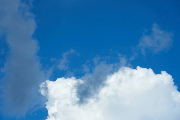 Uma Nuvem Branca Brilhante Com Céu Azul Fundo — Fotografia de Stock