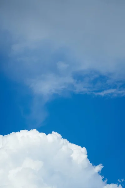 Egy Fényes Fehér Felhő Kék Égbolttal Háttérben — Stock Fotó
