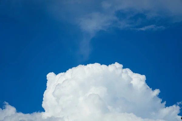Egy Fényes Fehér Felhő Kék Égbolttal Háttérben — Stock Fotó