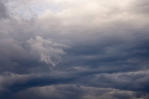 Cielo Está Cubierto Nubes Tormenta Grises Como Fondo Natural — Foto de Stock