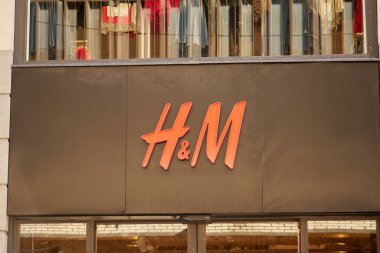 Stockholm, İsveç - 24 Nisan 2022: H ve M logosu