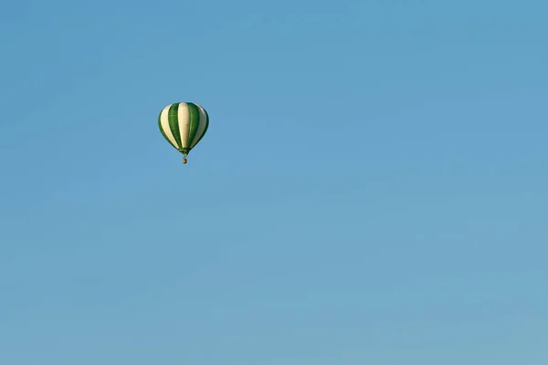 Açık Mavi Gökyüzünde Yeşil Bir Balon — Stok fotoğraf