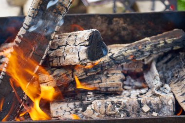 Mangalda yanan kütükler..