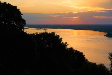 Nehrin üzerinde altın saatinde renkli günbatımı gökyüzü.