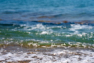 Girit 'in taştan kıyılarında dalgalar.