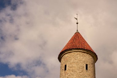 Estonya 'nın Tallinn kentindeki bir ortaçağ katedralinin kulesi.