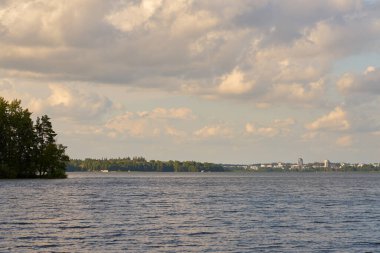 Tuusula Gölü kıyısındaki Jarvenpaa şehri.