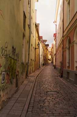Tallinn, Estonya, 26 Eylül 2022: Tallinn, Estonya 'daki eski şehrin ortaçağ caddesi