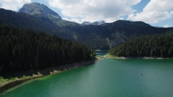 Jezioro Lodowcowe Pod Szczytem Góry Otoczone Zielonym Lasem Iglastym Wystrzelonym Filmiki Stockowe bez tantiem