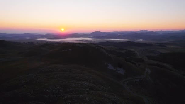 Повітряний Постріл Світанку Гірських Схилів Долини Показує Низький Туман Висхідне — стокове відео