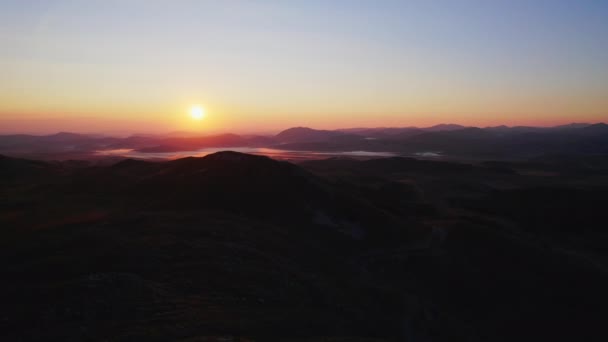 Vue Aérienne Aube Depuis Sommet Des Montagnes Vers Vallée Montrant — Video