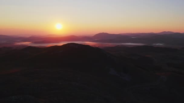 Vue Aérienne Aube Depuis Sommet Des Montagnes Vers Vallée Montrant — Video