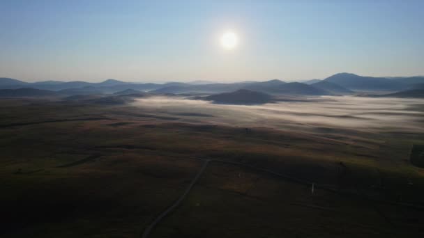 Повітряний Постріл Світанку Гірських Схилів Долини Показує Низький Туман Висхідне — стокове відео