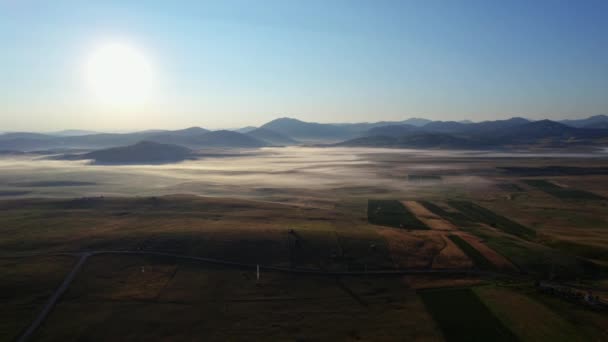 Luftaufnahme Morgengrauen Von Den Berggipfeln Richtung Tal Mit Niedrigem Nebel — Stockvideo