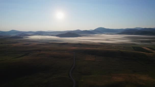 Повітряний Постріл Світанку Гірських Схилів Долини Показує Низький Туман Висхідне — стокове відео