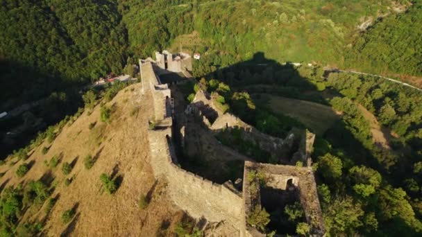 Fortaleza Medieval Uma Colina Nascer Sol Com Drone Circular Disparado — Vídeo de Stock