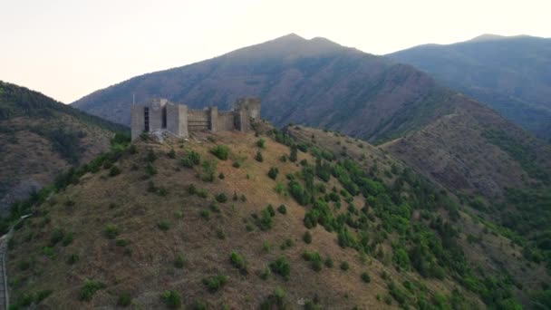 Benteng Abad Pertengahan Atas Bukit Saat Matahari Terbit Dengan Tembakan — Stok Video
