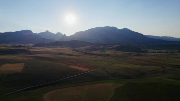 Vol Dessus Prairies Ondulées Vers Chaîne Montagnes Durmitor Une Hauteur — Video