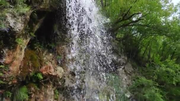 Luchtfoto Van Een Bergbeek Met Watervallen Een Schilderachtige Omgeving Van Rechtenvrije Stockvideo's