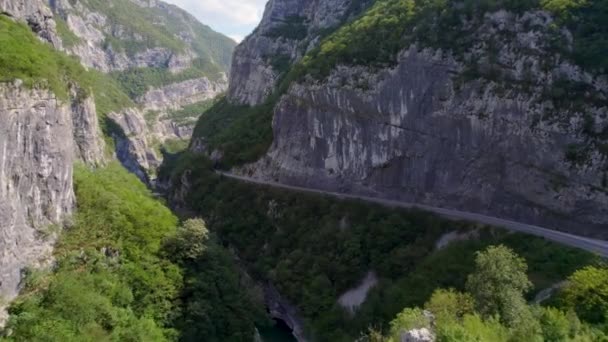 Nehir Geçidinde Bir Tünelden Geçen Kamyonlarla Dolu Bir Trafik Yolu Stok Video