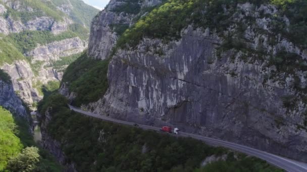 Estrada Trânsito Com Caminhões Movimento Desfiladeiro Rio Disparado Drone Aéreo — Vídeo de Stock