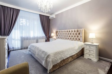 Lüks otel odası. Yatak, vagon bağlantı başlığıyla.