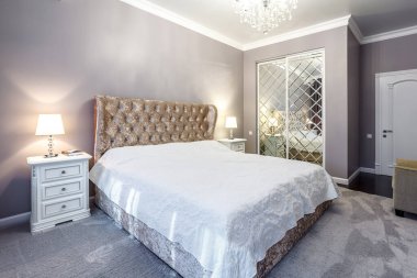 Lüks otel odası. Yatak, vagon bağlantı başlığıyla.